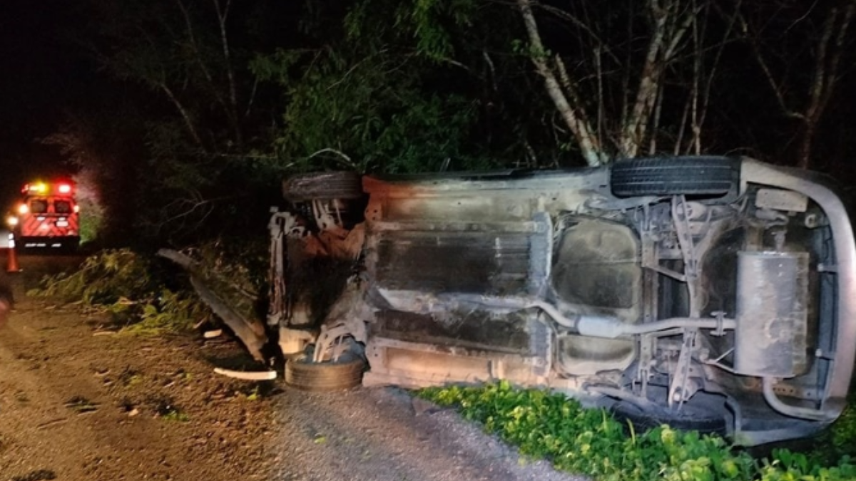 El auto quedó volcado sobre su costado derecho al lado de la carretera Foto: Cortesía