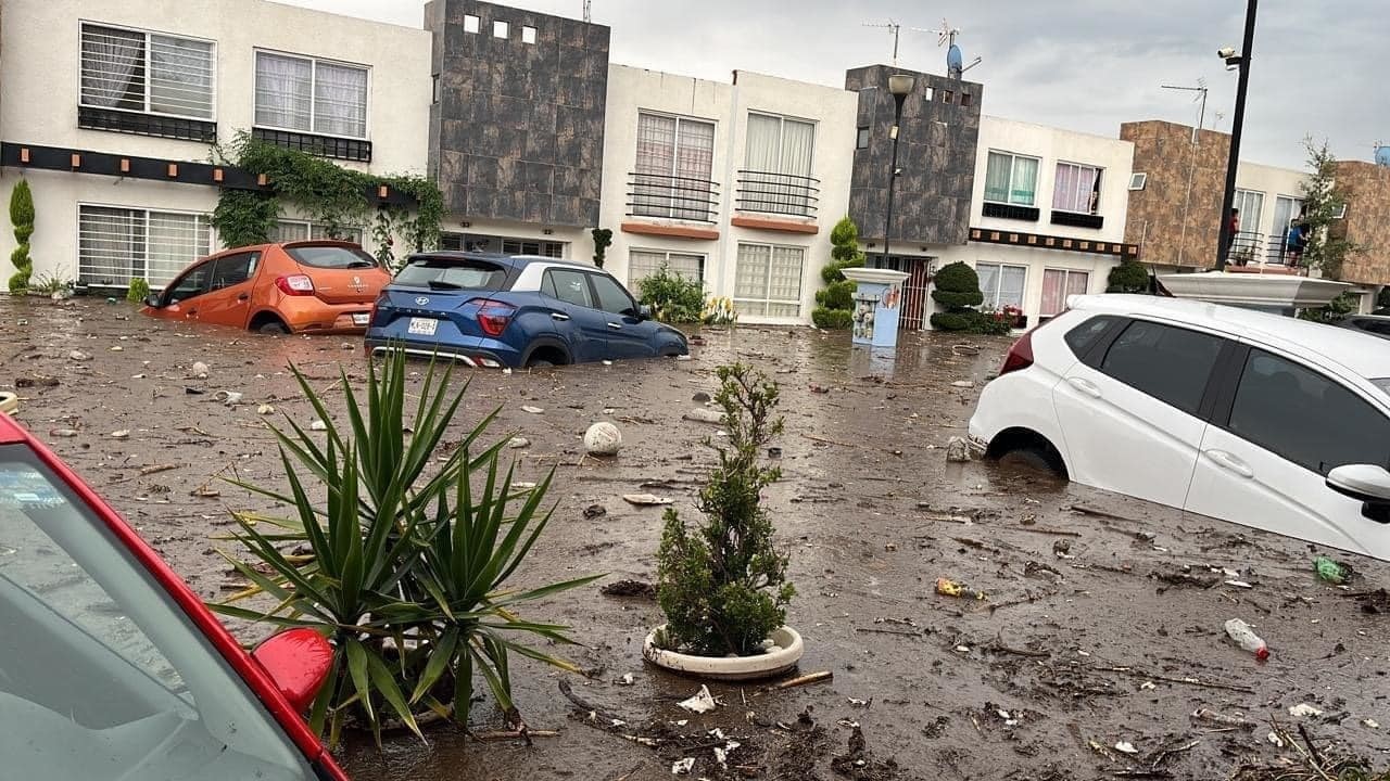 La lluvia ha provocado acumulación de agua de mas de un metro de altura. Foto: FB Ixtapaluca 24/7