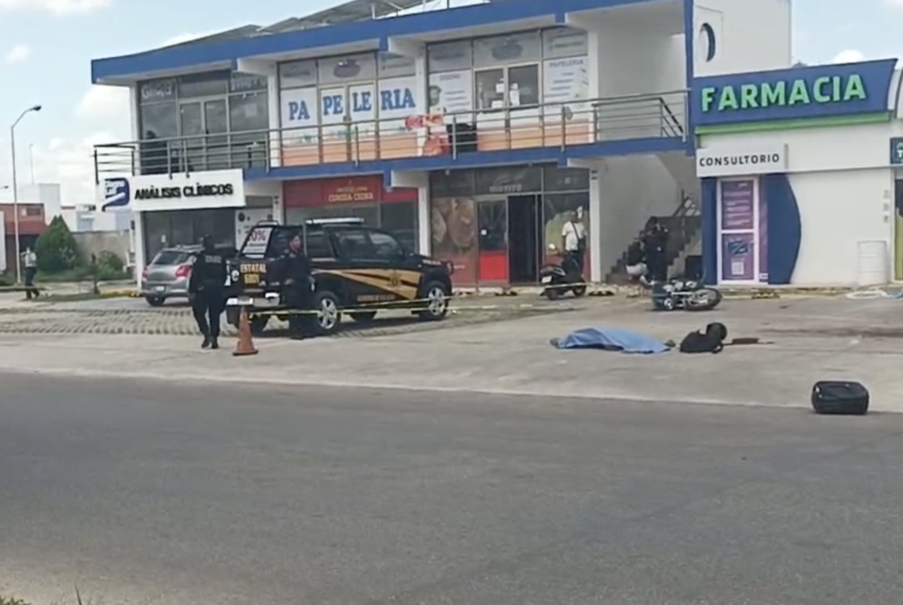 El guiador de una moto falleció la mañana de este jueves debido a que el conductor de un auto se habría pasado el alto de disco en calles del fraccionamiento Los Héroes.- Foto de Quadratín Yucatán