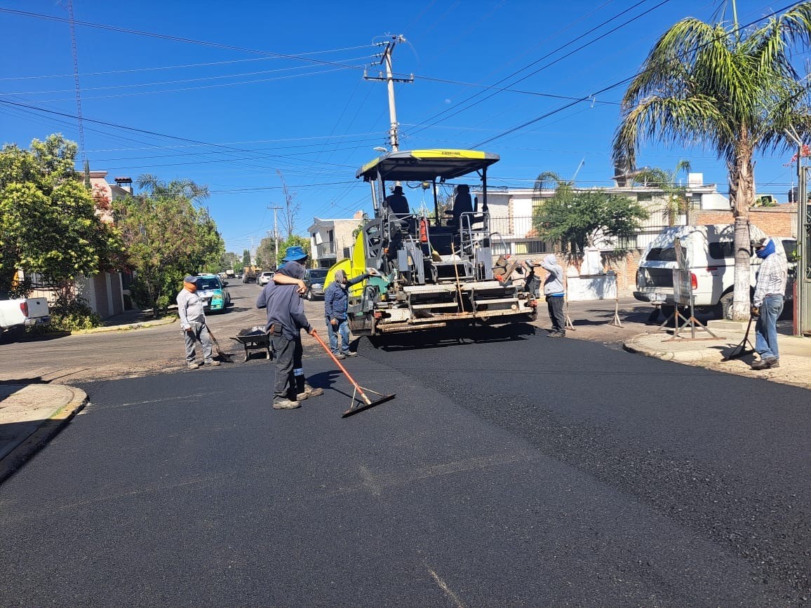 Gobierno Municipal participó con mano de obra y maquinaria en pavimentación de calle Madre Selva. Foto: Cortesía.