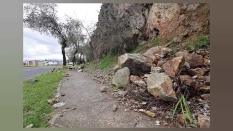 Desprendimiento de rocas en Toluca: Alerta por peligro en banquetas