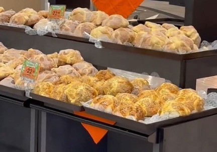 En centros comerciales grandes se puede ver la venta del pan de muerto en pleno Julio. Foto: X @IbethParga.