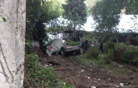 Vuela pipa y cae sobre vivienda en Cuajimalpa, el conductor quedó prensado