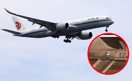 Pasajera confunde puerta de emergencia con 'baño' en vuelo de Air China