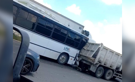 Autobús se impacta con vehículo de carga en Apodaca