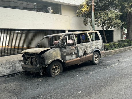 Arde camioneta por falla eléctrica en Benito Juárez, los tripulantes resultaron