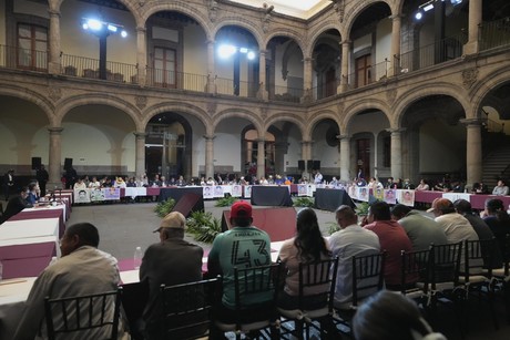 Padres de los 43 de Ayotzinapa se reunieron con AMLO y Sheinbaum por separado