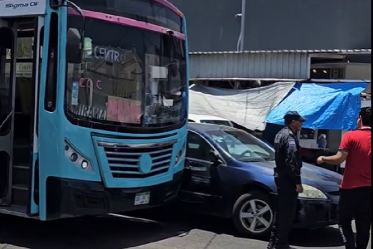 Choque de un camión urbano en el Centro de La Paz. Foto: Facebook / El Forjador