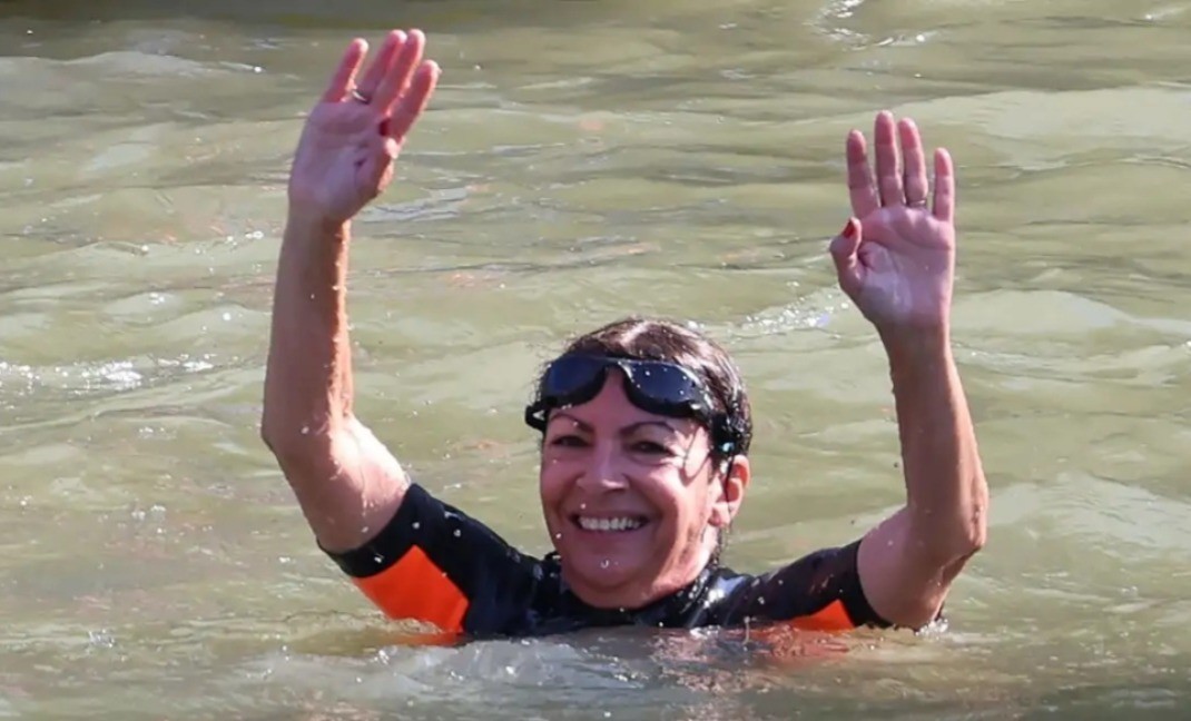 La alcaldesa Anne Hidalgo nadando en el río Sena previo a los juegos olímpicos. Foto: Relevo.