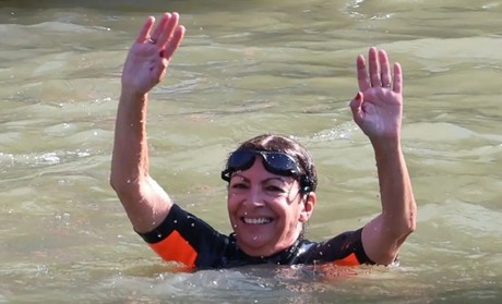 ¡Para poner ejemplo! Alcaldesa de París se baña en río Sena