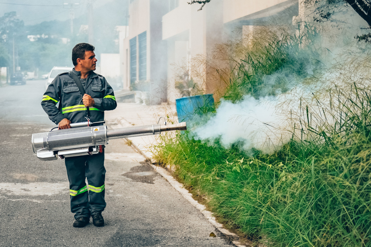 Un trabajador llevando a cabo la fumigación de un área cercana a un arroyo. Foto: Municipio de Santiago.