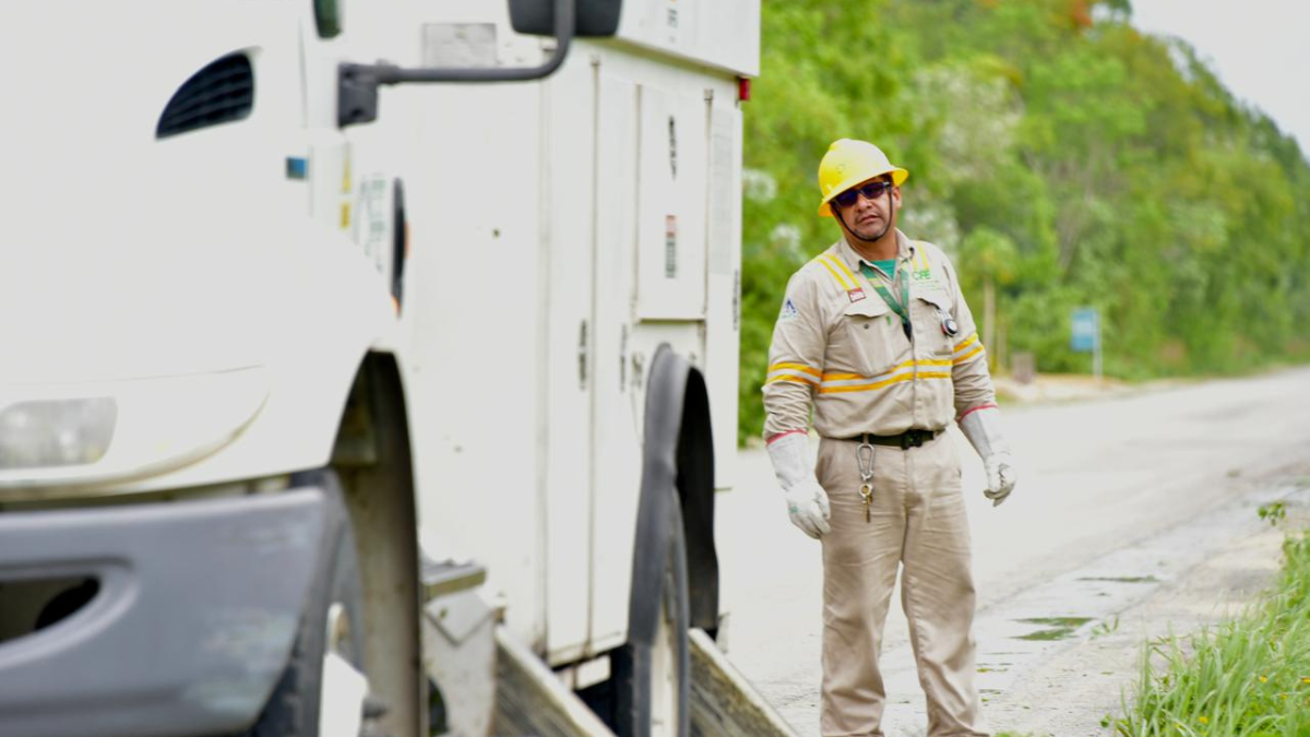 Más de 2 mil trabajadores electricistas trabajan en estas labores Foto: CFE