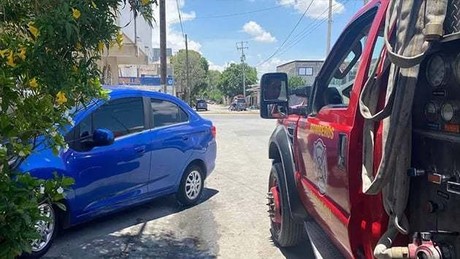 Bebé de 1 año queda atrapado dentro de un vehículo en Torreón