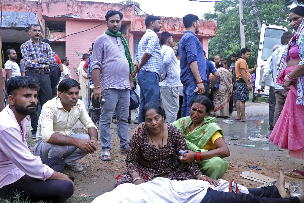 Mujeres lloran junto al cuerpo de un familiar afuera del hospital Sikandrarao en el distrito de Hathras, a unos 350 kilómetros (217 millas) al suroeste de Lucknow, India, el martes 2 de julio de 202.(AP Foto/Manoj Aligadi)