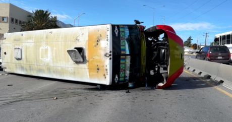 Vuelca camión de transporte público sobre LEA; viajaba sin pasajeros en Saltillo