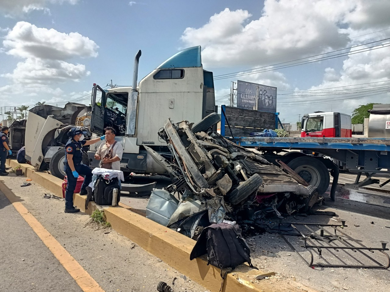 Un aparatoso accidente se registró la tarde del martes en la vía Mérida- Valladolid que involucró a varios autos pero no dejó lesionados de gravedad.- Foto de Expreso Yucatán