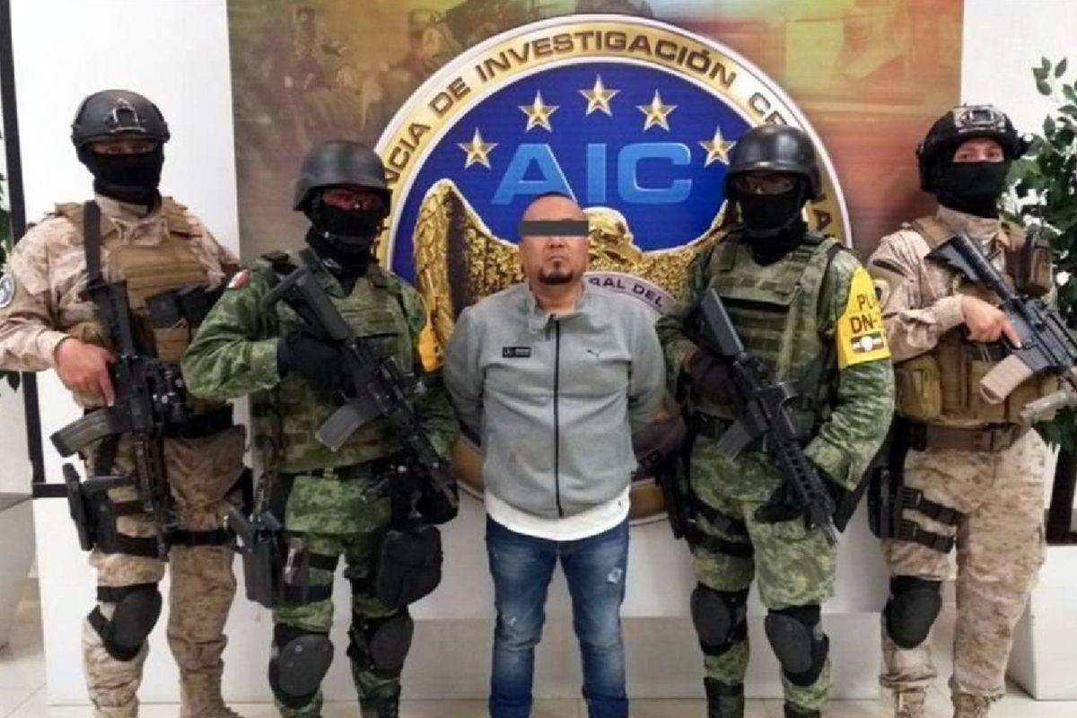 José Antonio Yépez Ortiz 'El Marro' junto a elementos del Ejército y la Guardia Nacional. Foto: X @Sub_rosae79