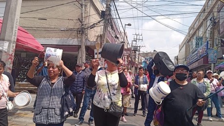 Sacaron las cubetas...para protestar; exigen agua en sus casas (VIDEO)