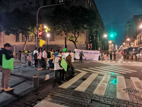 Trabajadores de IMSS Bienestar de Guerrero protestan en el Zócalo capitalino