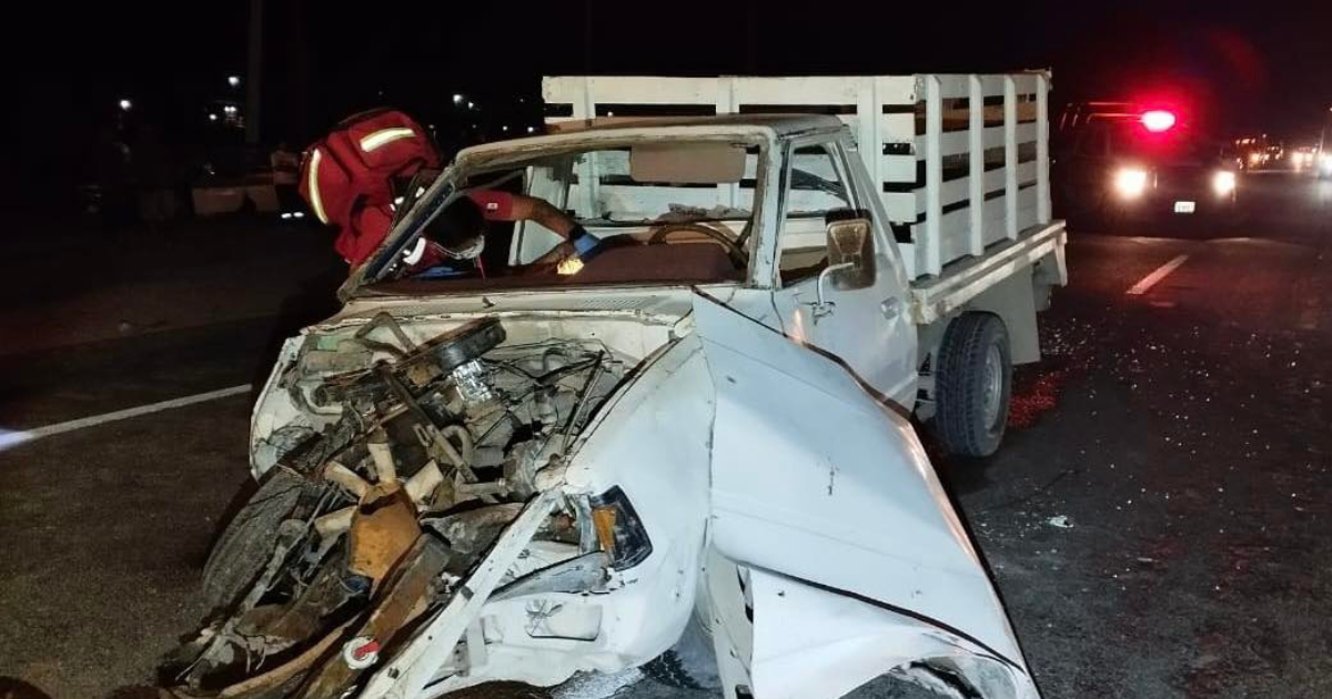 Camioneta destrozada por el impacto / Foto: Redes Sociales