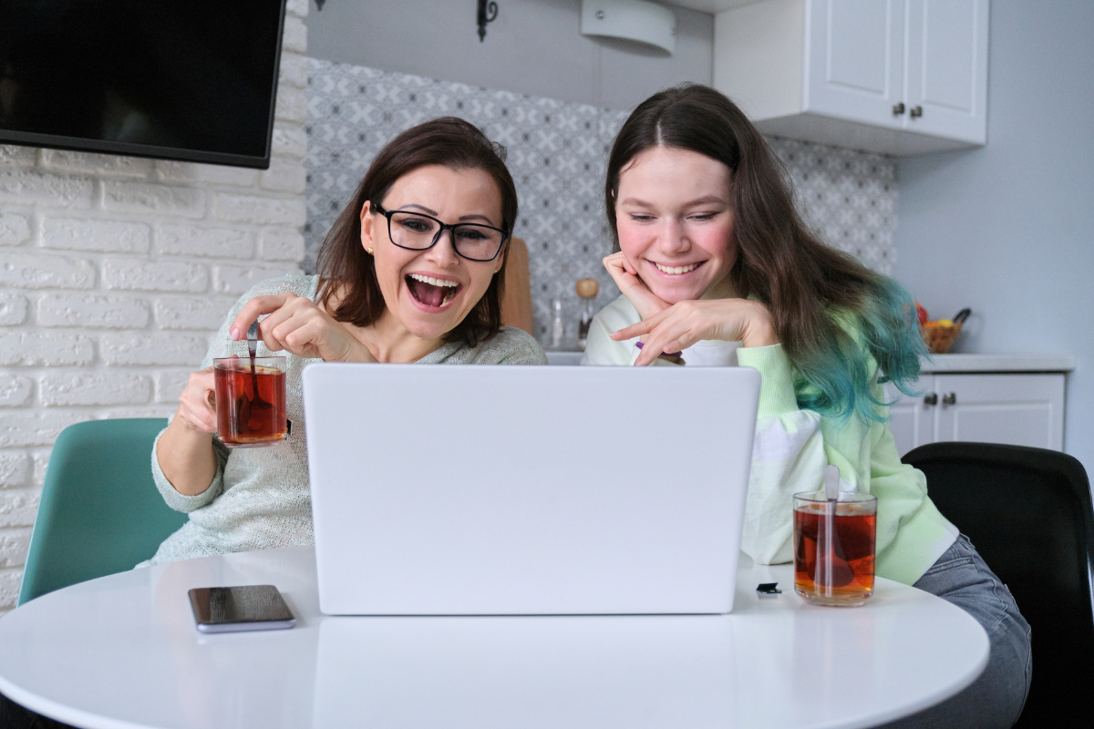 Mamá e hija viendo resultados. Foto: Canva