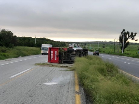 Vuelca camioneta de carga en la Carretera Nacional