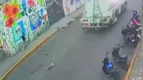 Atropella y mata a perrito una pipa del ayuntamiento de Chimalhuacán (VIDEO)