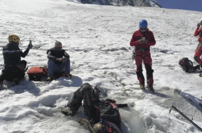 Rescatistas de Andina tras encontrar el cuerpo del montañista desaparecido. Foto: France 24.