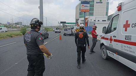 Muere motociclista tras impactarse contra un anuncio en Monterrey (VIDEO)