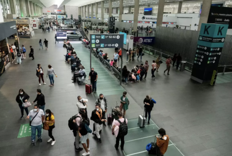 Más de 20 vuelos cancelados y 1800 afectados en el AICM tras apagón cibernético