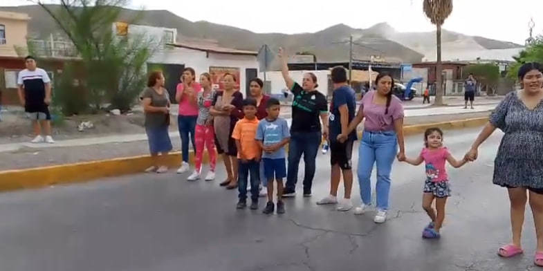 Familiares y vecinos de la colonia Lázaro Cárdenas bloquearon la vialidad. (Fotografía: Facebook)
