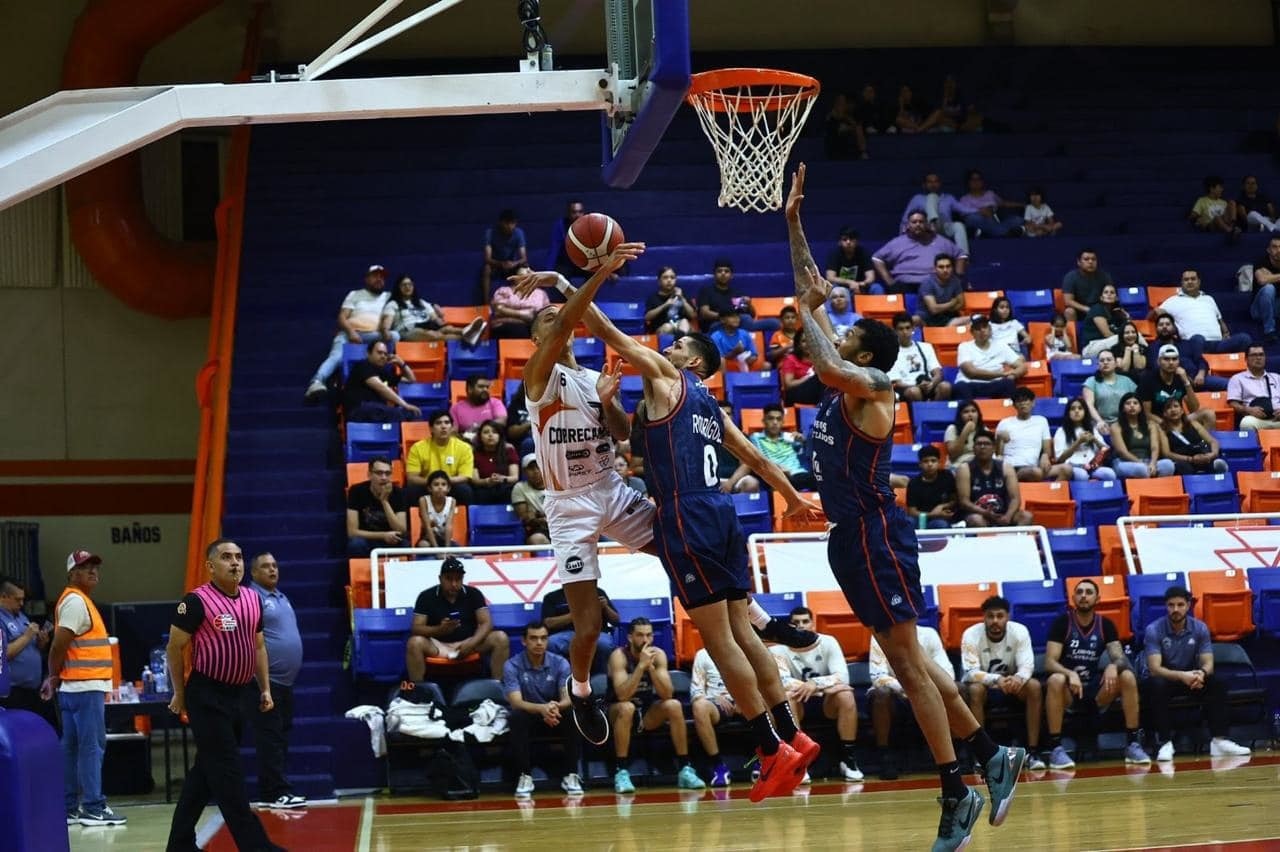 Corre gana 90-85 a Lobos Plateados de Puebla. Foto: Correbasket UAT