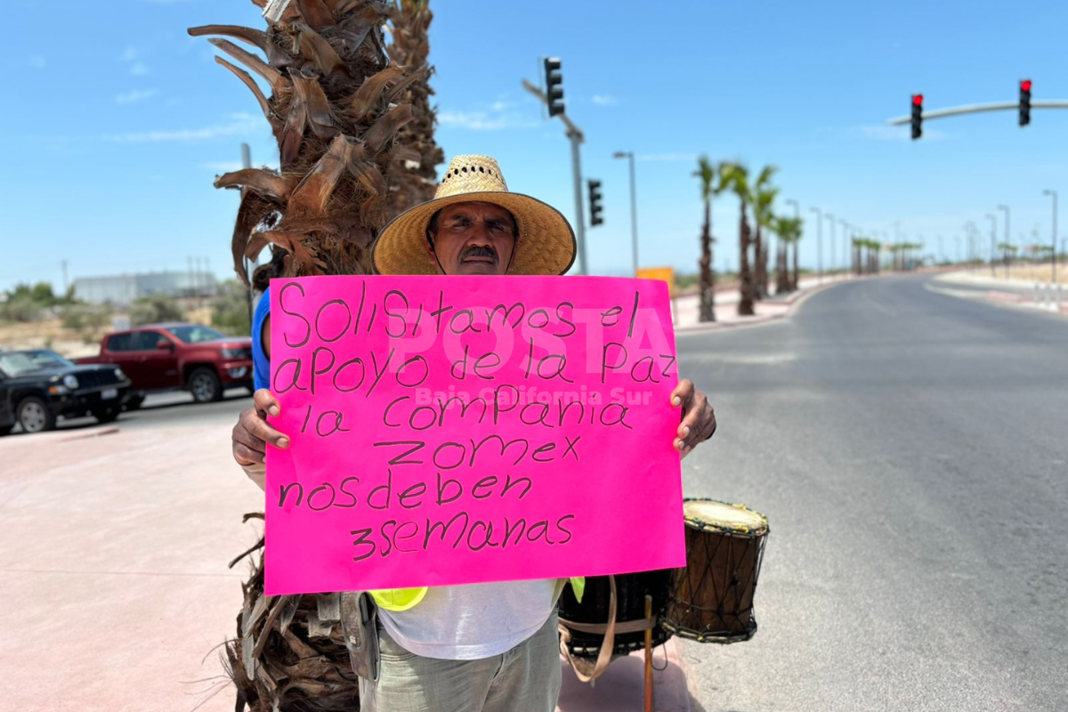 30 trabajadores se manifestaron por falta de pago en La Paz. Foto por Joel Cosío Posta BCS