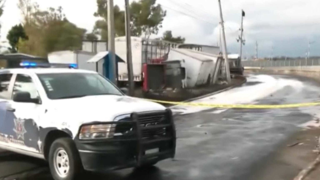 Derrame de combustible en Nezahualcóyotl: Vecinos bloquean tren. Foto: Captura de pantalla