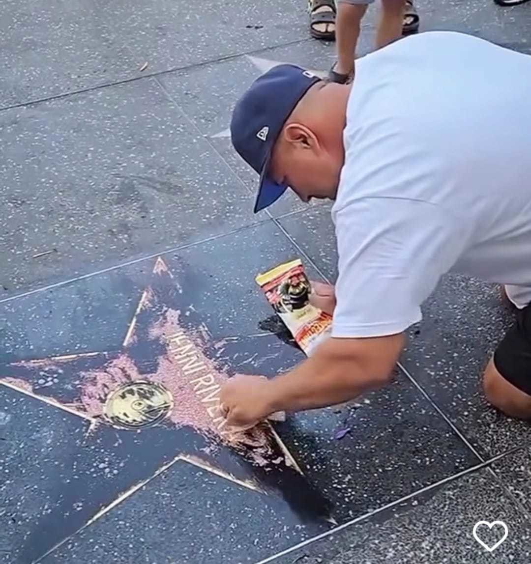 Fans intentan arreglar estrella de su ídolo, tras haber sido vandalizada. / FOTO: Especial