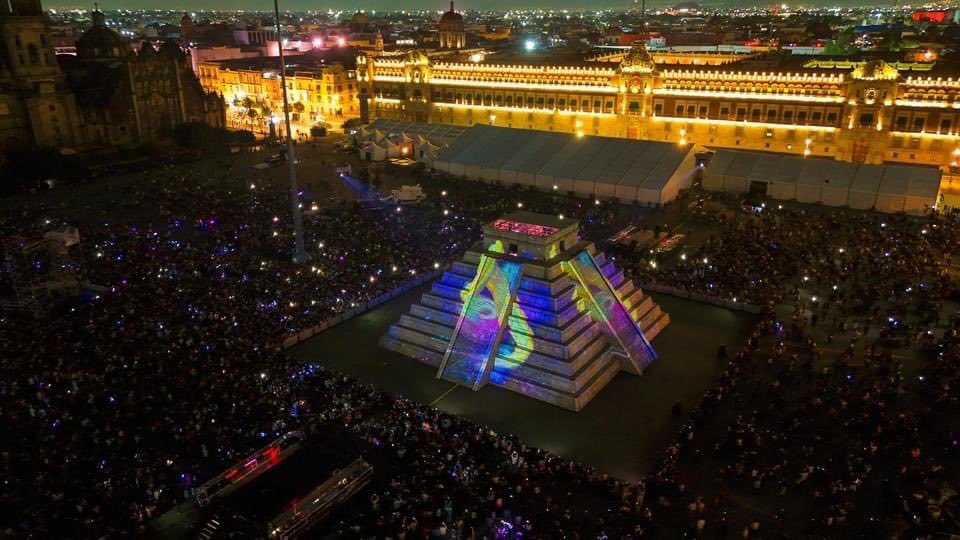 Zócalo de la CDMX con capitalinos reunidos para observar la piramide de Kukulcán. Foto: @Alejand40686400