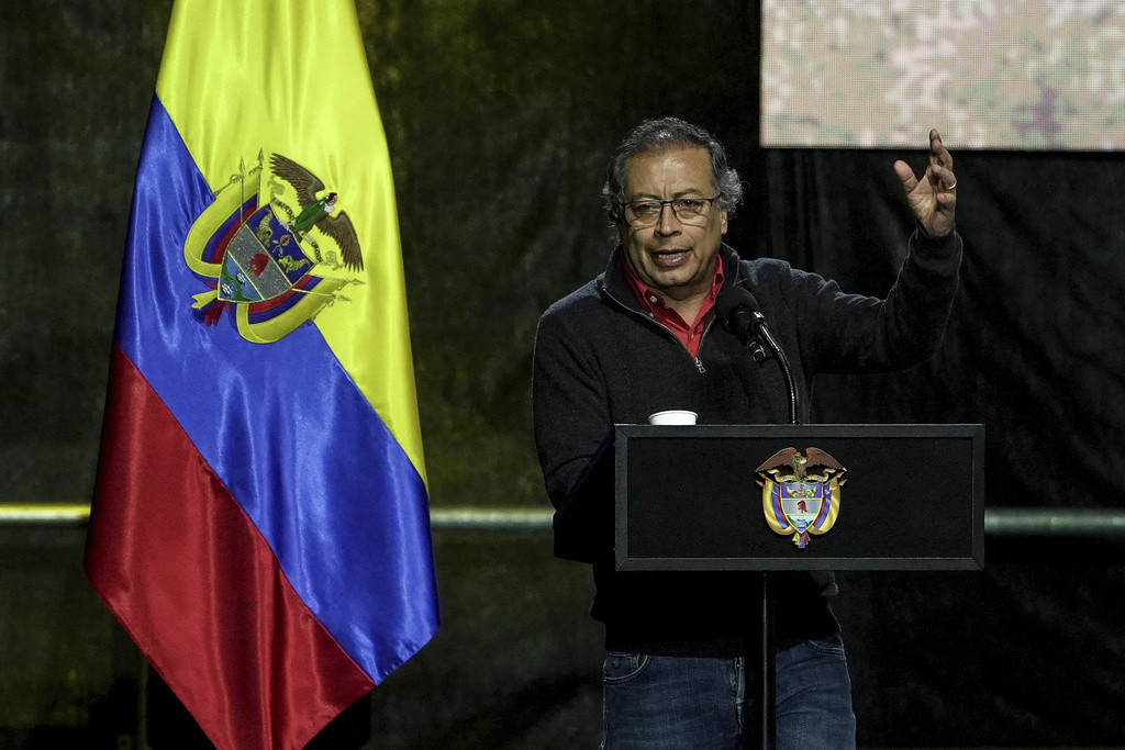 El presidente de Colombia, Gustavo Petro, habla después de firmar una ley que elimina las corridas de toros. Da su discursio. en la Plaza Santa María, en Bogotá, Colombia, el lunes 22 de julio de 2024. (AP Foto/Iván Valencia)