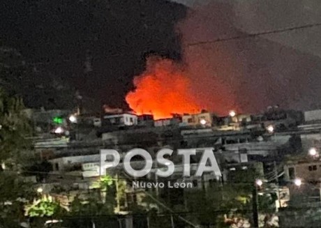 Consume incendio tejabanes en Santa Catarina
