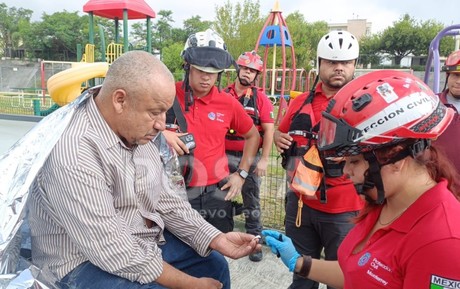 Rescatan a hombre de un arroyo en Monterrey