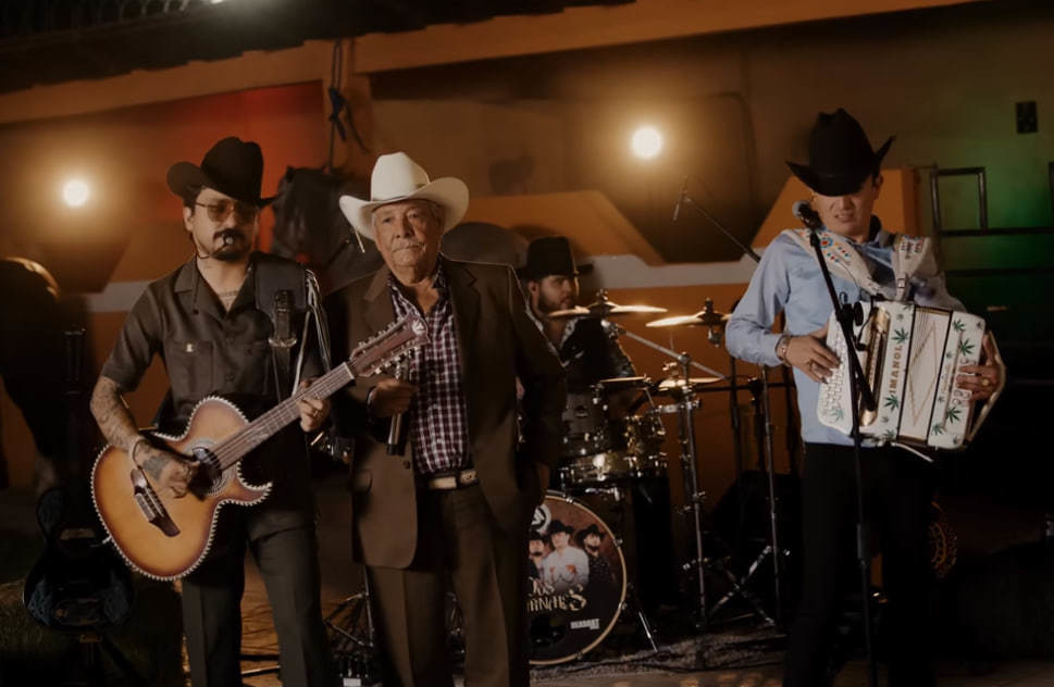 Imagen de Los Dos Carnales junto a su abuelo en el videoclip Aún se acuerda de mí. (Fotografía: Los Dos Carnales)