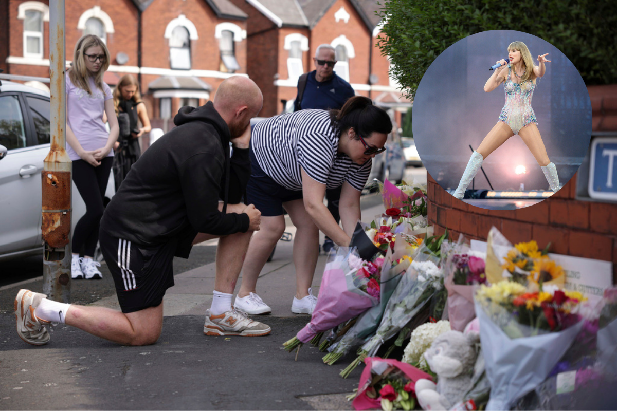 Gente deja flores cerca del lugar en Hart Street donde murieron dos niñas y nueve resultaron heridos en un ataque con arma blanca durante una clase de danza en Southport, Inglaterra el martes 30 de julio de 2024. (James Speakman/PA via AP)