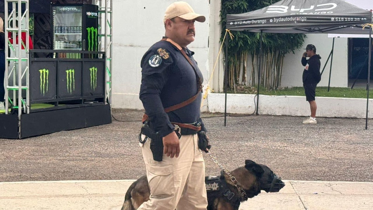 Policía acompañado de su binomio canino en la Feria de Durango. Foto: Cortesía.