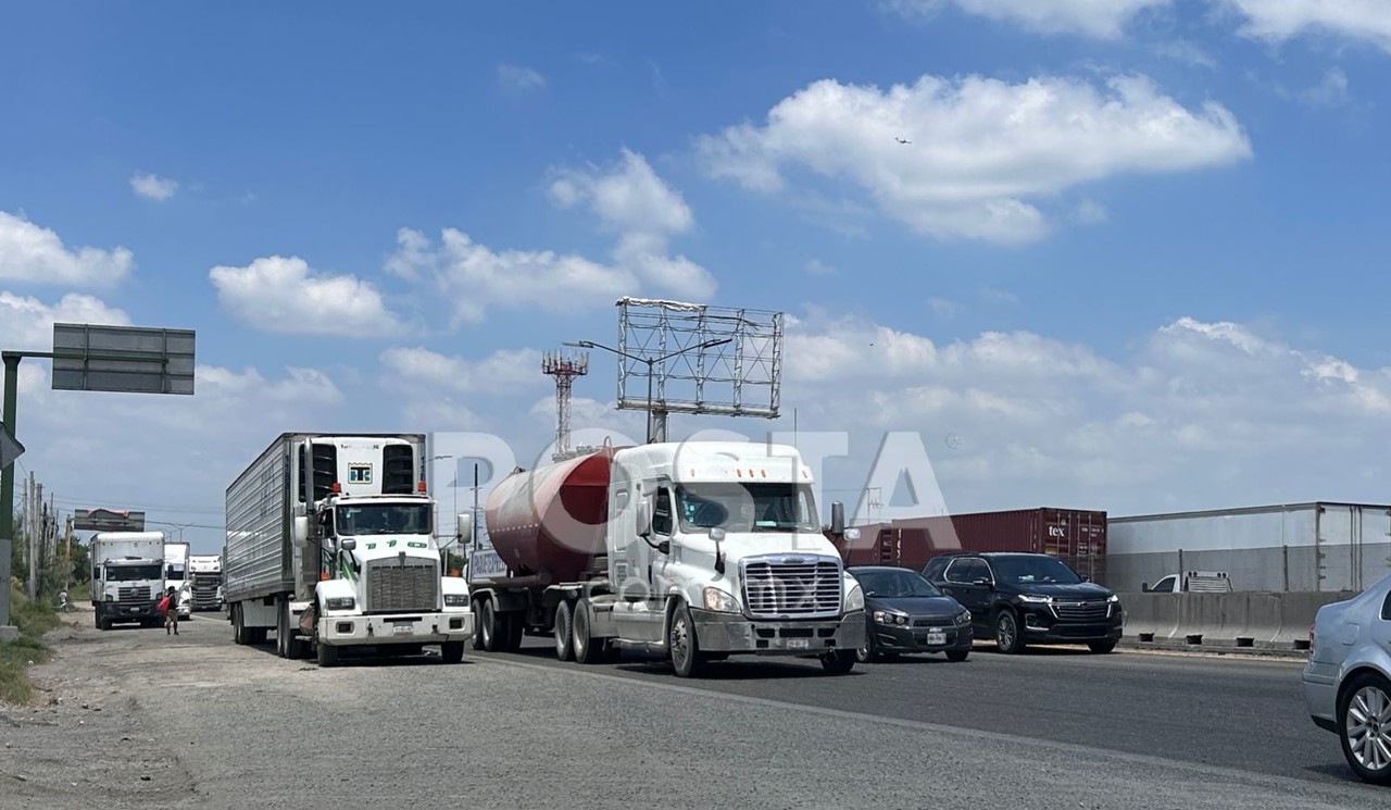 Los operadores del transporte de carga pesada se estacionan en las orillas de la carretera, lo que ocasiona es que quita visibilidad a otros conductores. Foto: POSTA.