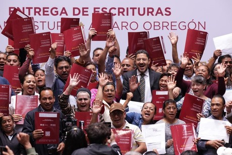 Martí Batres entrega escrituras a 73 familias del predio La Angostura