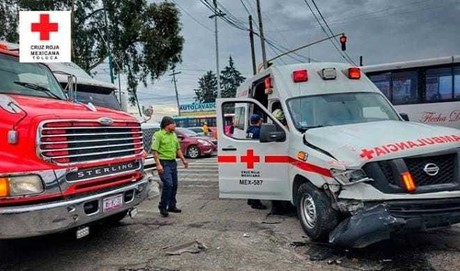 Toluca: Tráiler choca contra ambulancia en servicio de emergencia