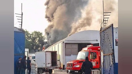 Incendio en Tultitlán: Bomberos controlan las llamas (VIDEO)