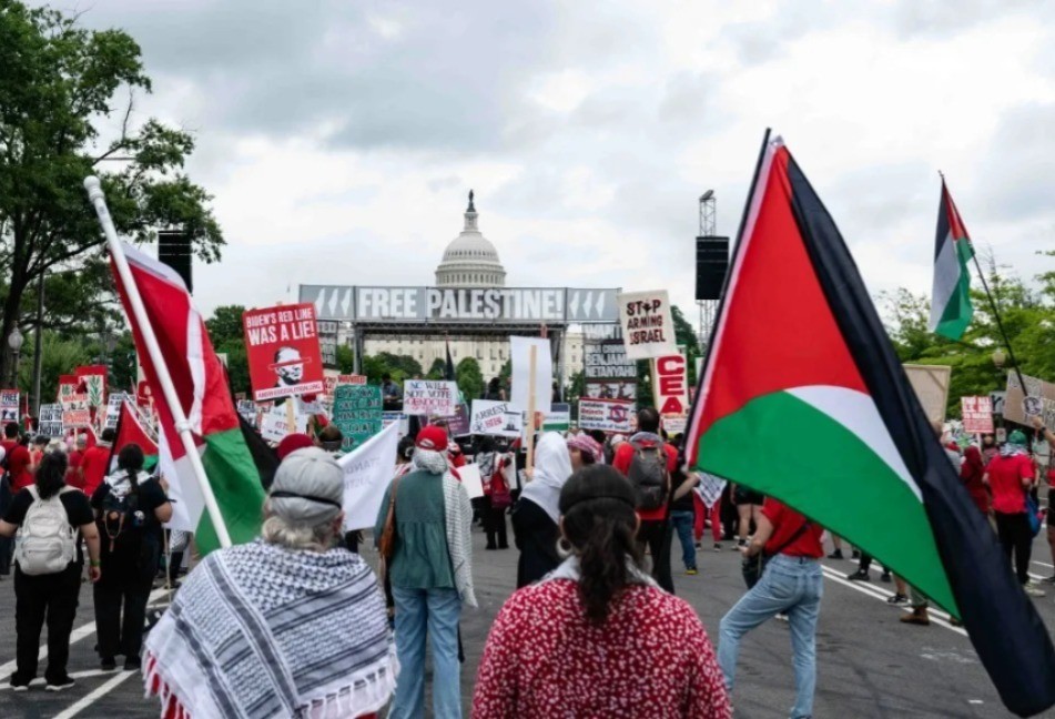 Manifestantes pro palestinos afuera del Capitolio ante la visita de Benjamin Netanyahu. Foto: Swissinfo.