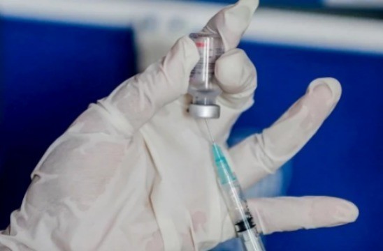 Un médico de Moderna llevando a cabo el desarrollo de una vacuna. Foto: NBC