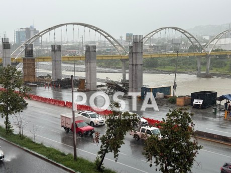 Crece corriente del río Santa Catarina durante intensas lluvias en Nuevo León