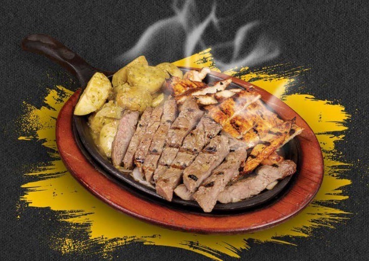 Parrillada de Carne Asada y pollo con papas que se sirve en Noreste Grill. Foto: Noreste Grill Carnes